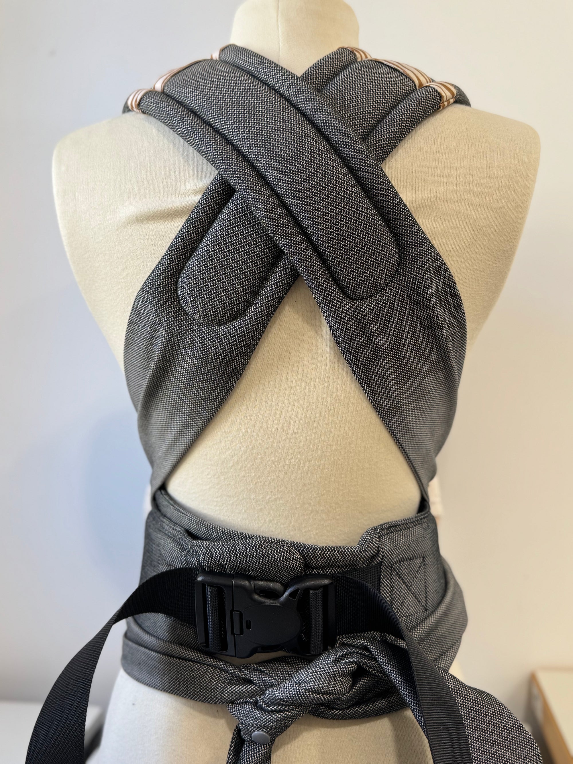 Porte-bébé naissance physiologique bio made in France, vue dos, bretelles à nouer et ceinture ergonomique à clip