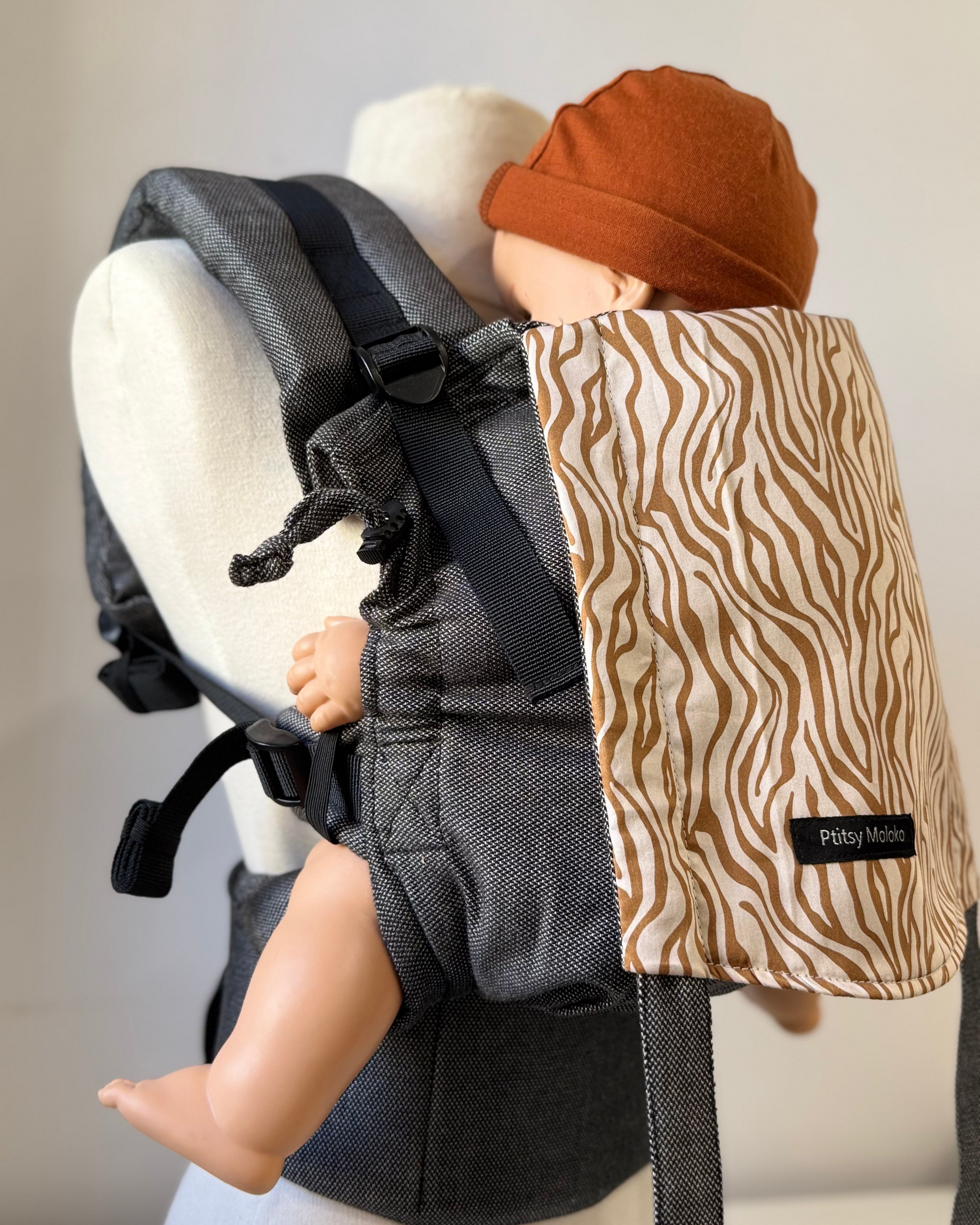 Porte-bebe physiologique Cliptsy en coton bio et fabrication française. Vue de côté avec réglages par sangles et boucle. Facile