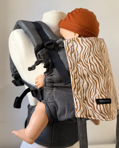 Porte-bebe physiologique Cliptsy en coton bio et fabrication française. Vue de côté avec réglages par sangles et boucle. Facile