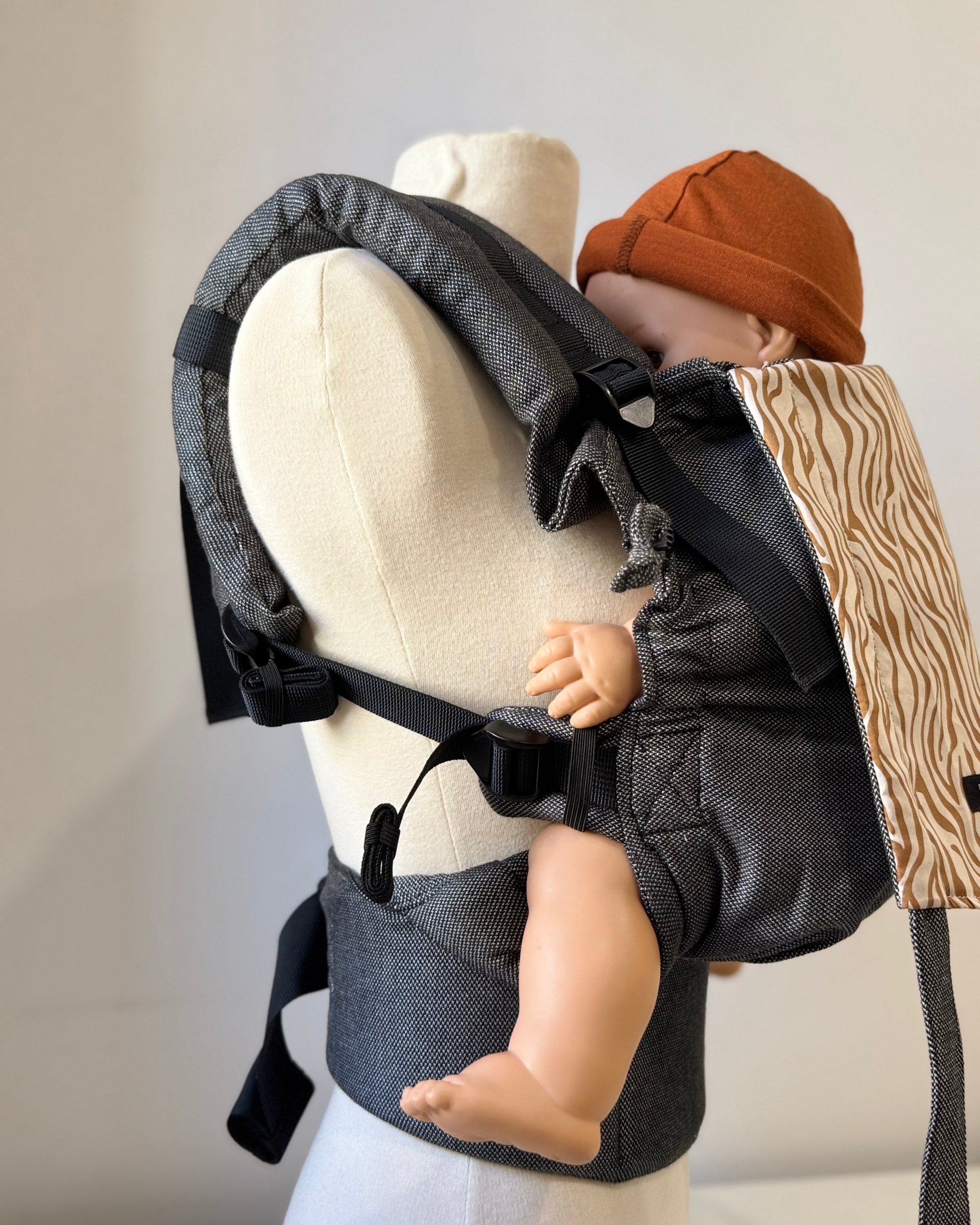 Porte-bebe physio en coton bio et made in France. Facile à installer. Vue côté avec réglages par sangles et boucles.