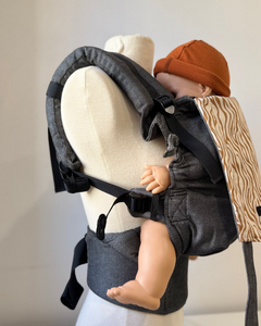 Porte-bebe physio en coton bio et made in France. Facile à installer. Vue côté avec réglages par sangles et boucles.