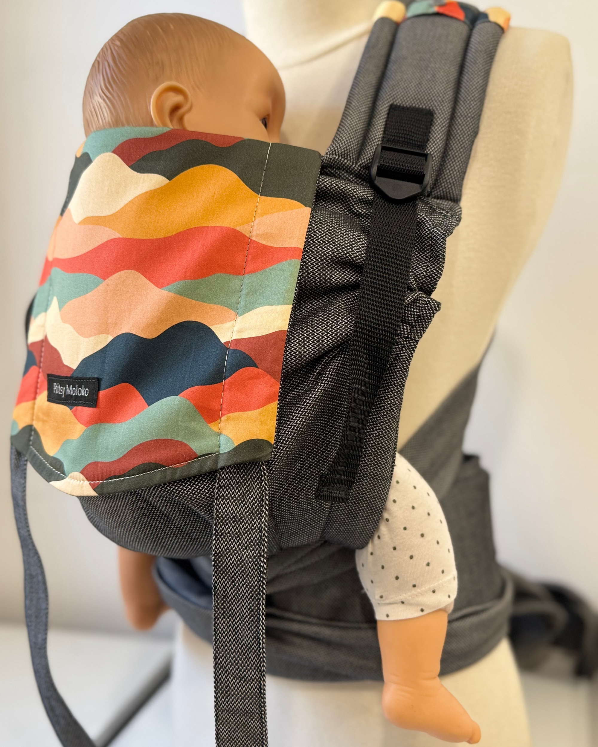 Porte-bebe en coton biologique . Fabriqué en France. Materiaux sourcés. Très confortable, évolutif, réglable facilement. Doux, Facile à installer.