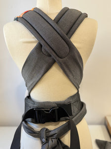 Porte-bebe avec bretelles à nouer et ceinture à clips
Porte-bébé coton bio — détail boucles et sangles de réglage, fabrication française