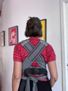Porte-bebe naissance, bretelles à nouer et ceinture à clip