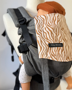 Porte-bebe physio dès la naissance. En coton bio et fabriqué en France. Evolutif de la naissance à 2 ans et demi. Vu 3/4 motif zèbre couleur caramel