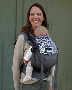 Porte-bebe naissance confortable en coton bio, couleurs gris et avec motifs zebre.