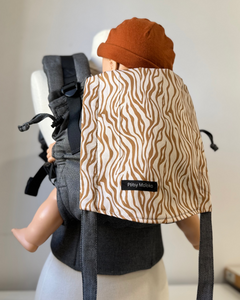 Porte-bebe physio en coton bio et fabrication France. Motif zebre caramel. Reglages par sangles et clips