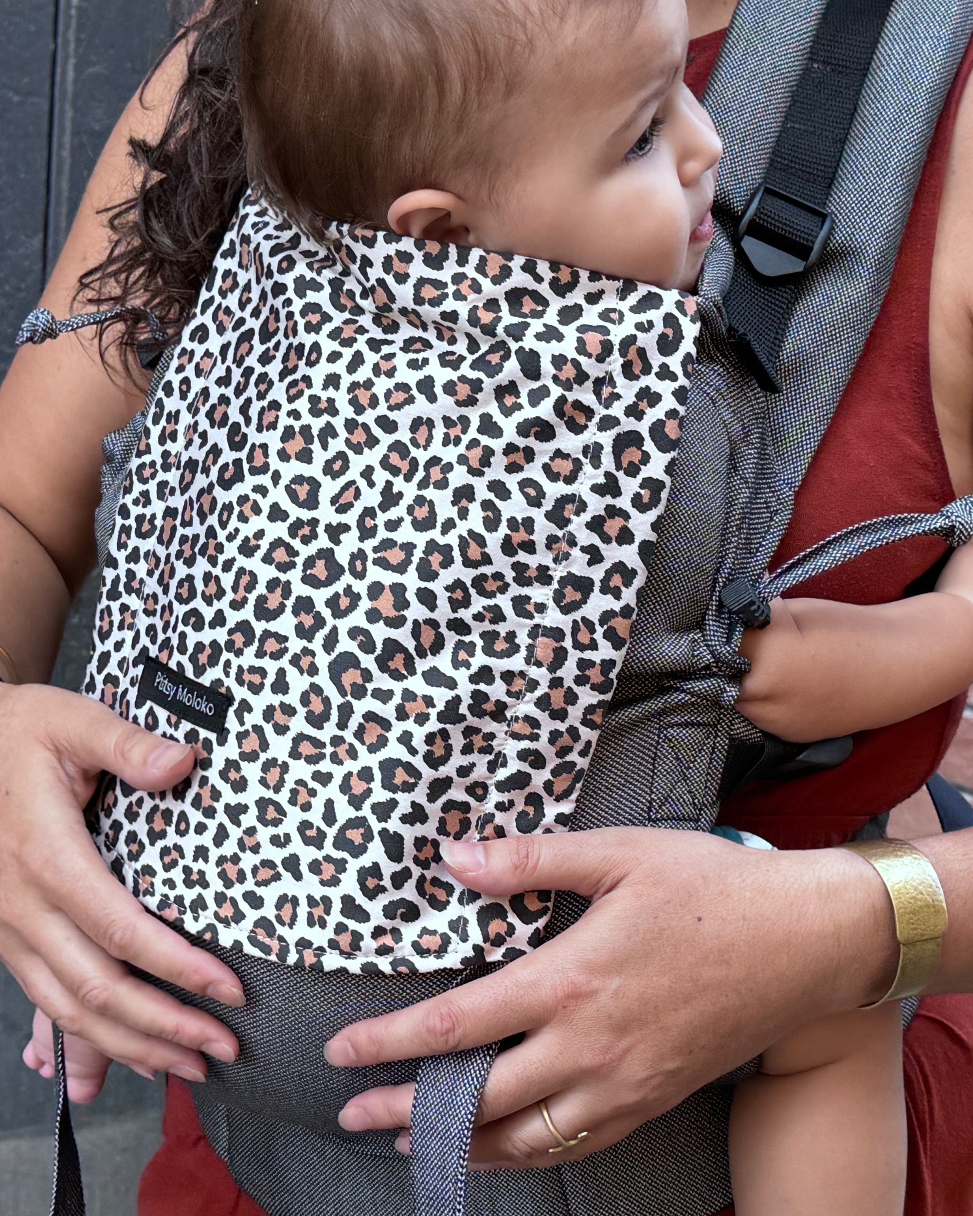 Porte-bebe en coton bio et made in france. Motif grahou. confortable et physiologique.