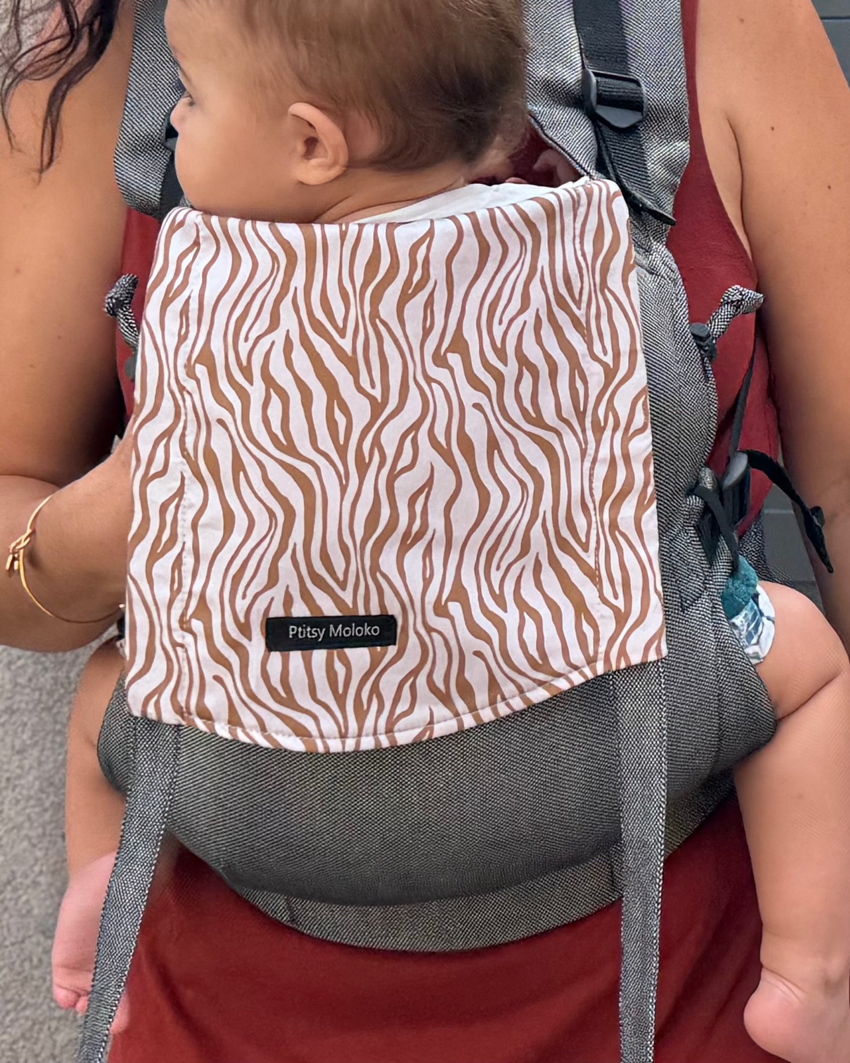 Porte-bebe en coton bio, ,made in france, vue de face, motif wild zebre beige;