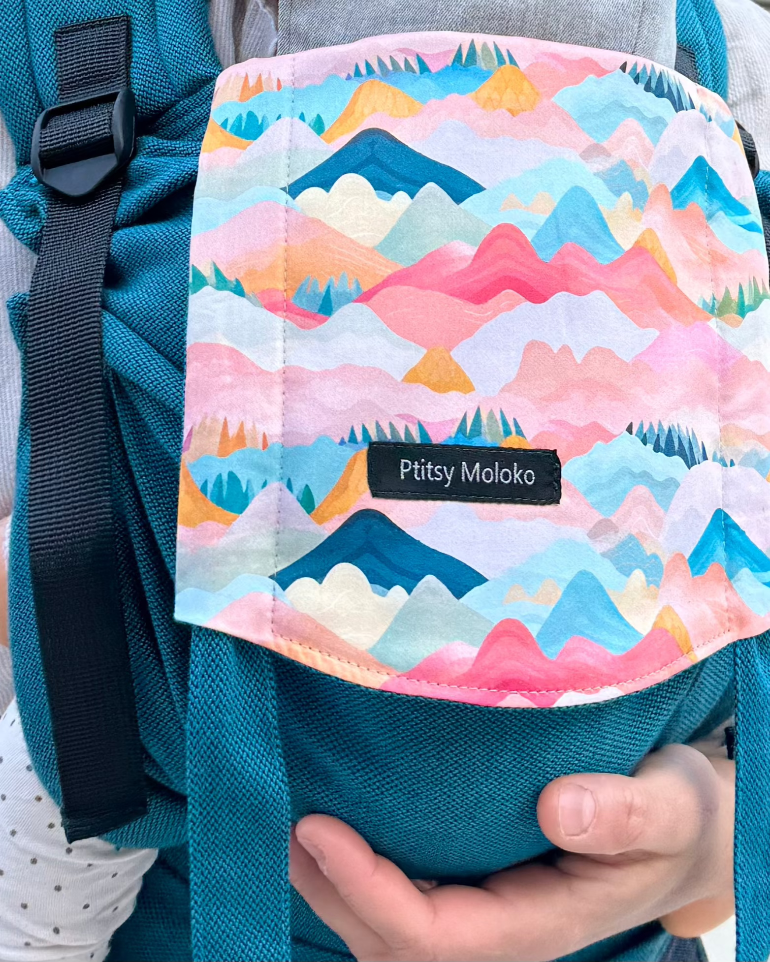 Porte-bebe naissance, physiologique, ergonomique, confort, coton bio, made in france, motifs montagnes colorées