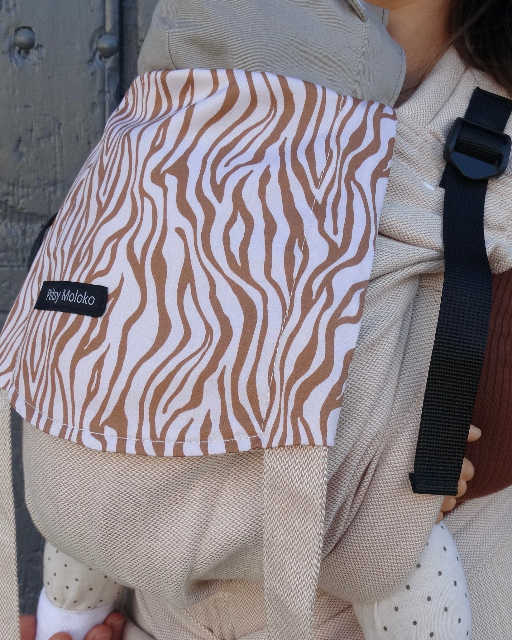 porte-bebe naissance couleur dune avec motif zebre