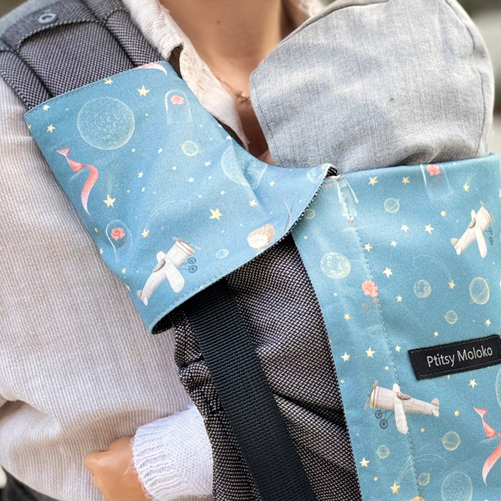 Protège bretelles pour porte-bébé, en coton. bio. et made in france, motif petit prince