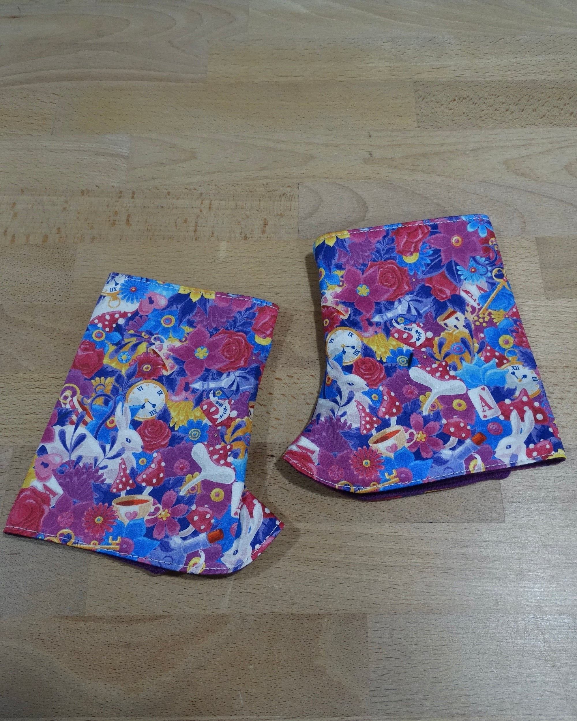 protege bretelles en coton bio pour porte-bebe, tout type de porte-bebe, motif inspiré alice