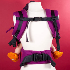 Porte-bébé cliptsy. Bretelles rembourrées. Réglages par sangles et boucles. Ceinture à clips
