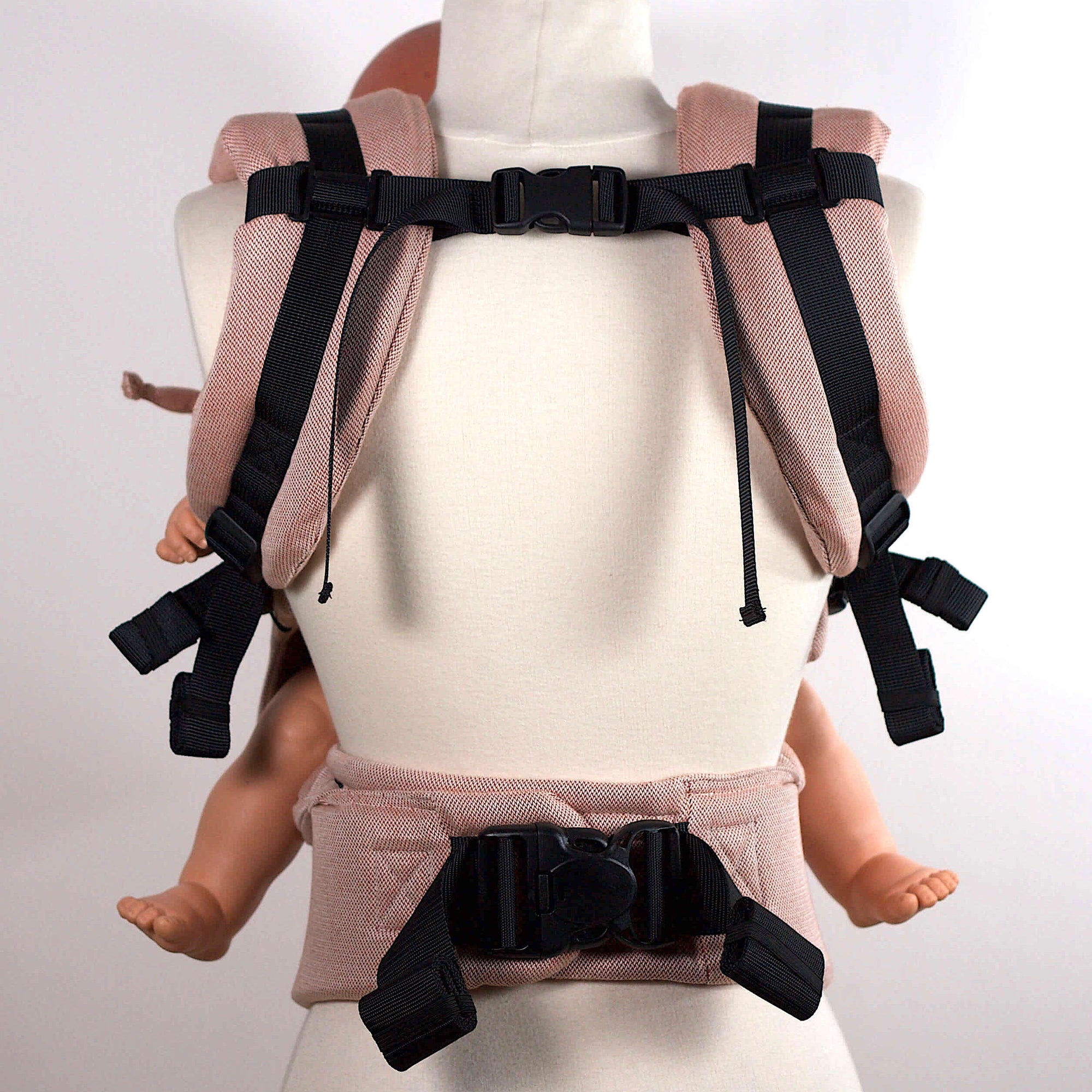 Porte-bébé physiologique en coton bio et made in france. Portage devant et dans le dos.