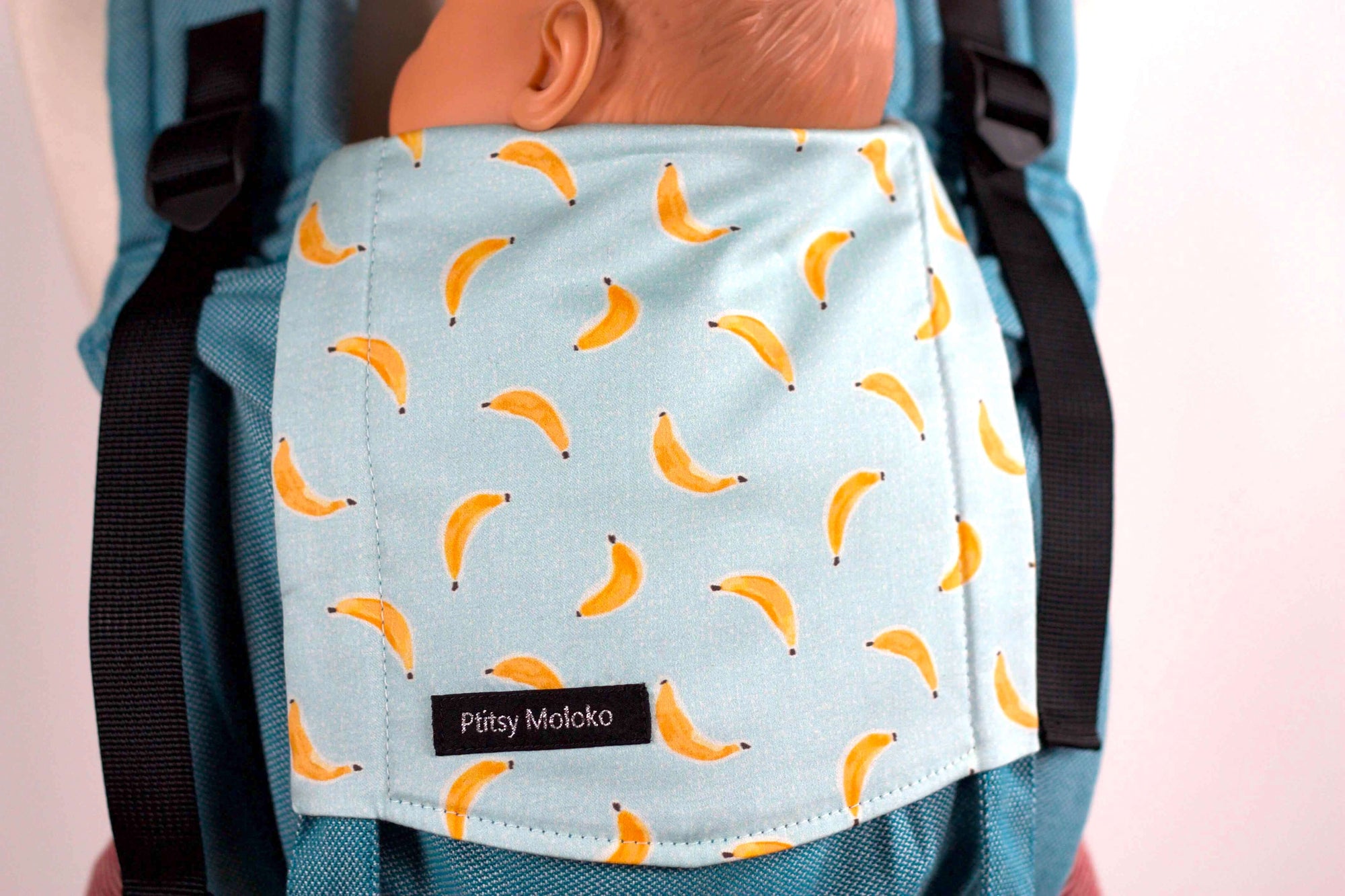 Porte-bebe Pti-clip en coton biologique bleu chiné écru, motifs bananes.